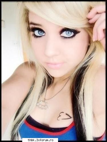 Nota pt poza - hey fata asta seamana cu o prietena de-a mea din - �Friends cafe�